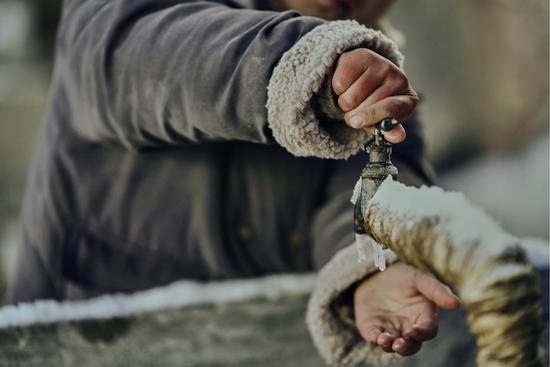 高圆圆冰水洗手挑战流感季助力山区儿童健康